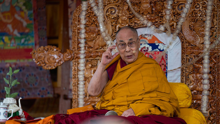 Его Святейшество Далай-лама обращается к собравшимся во время благословения Авалокитешвары. Фото: Тензин Чойджор.
