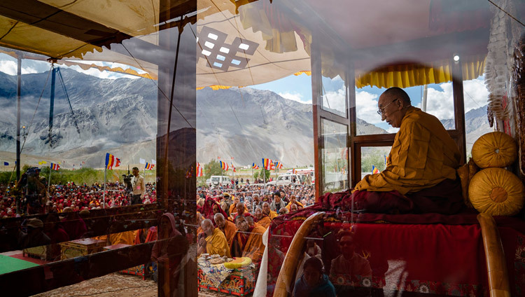 Вид на павильон, в котором располагается Его Святейшество Далай-лама во время благословения Авалокитешвары. Фото: Тензин Чойджор.