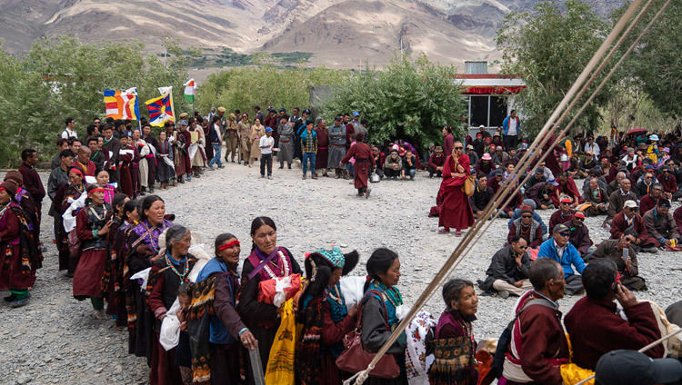 Жители Занскара выстроились, чтобы совершить традиционные подношения во время молебна о долгой жизни Его Святейшества Далай-ламы. Фото: Тензин Чойджор.