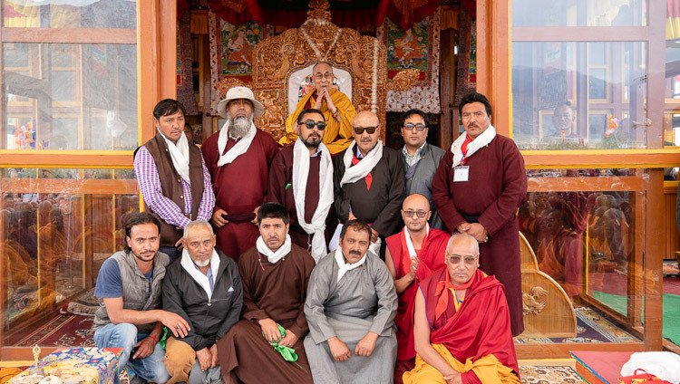 По завершении подношения молебна о долгой жизни лидеры местного буддийского и мусульманского сообществ фотографируются с Его Святейшеством Далай-ламой. Фото: Тензин Чойджор.