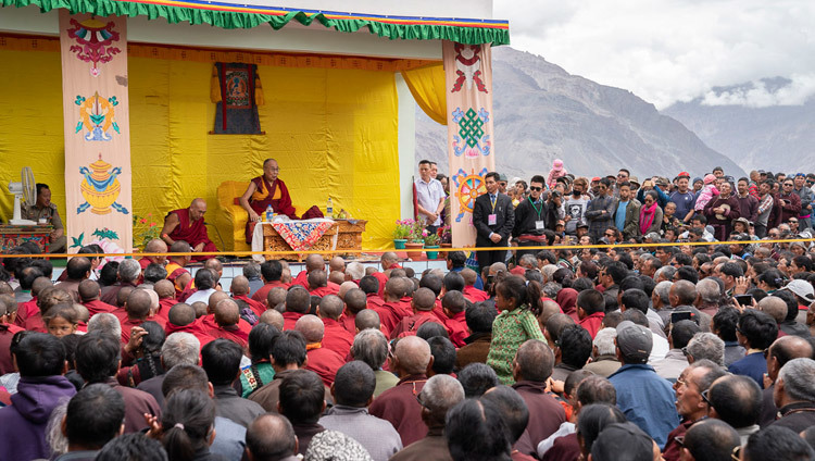 Его Святейшество Далай-лама обращается к собравшимся в новой клинике «Мен-ци-кханг». Фото: Тензин Чойджор.