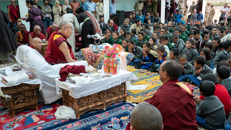 Его Святейшество Далай-лама дарует наставления ученикам образцовой школы «Ламдон». Фото: Тензин Чойджор.