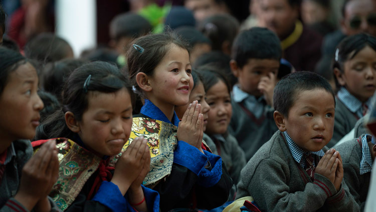 Ученики образцовой школы «Ламдон» читают «Восхваление Манджушри» вместе с Его Святейшеством Далай-ламой. Фото: Тензин Чойджор.