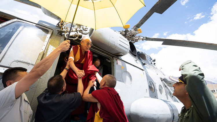 Его Святейшество Далай-лама выходит из вертолета по прибытии в Каргил. Фото: Тензин Чойджор.