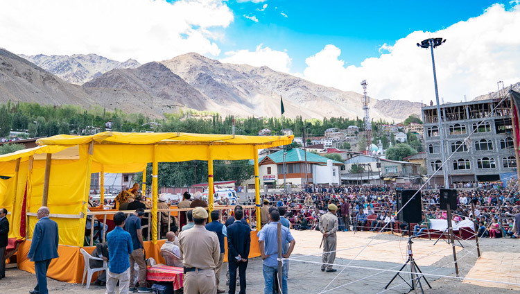 Вид на парк Хуссейна, где собралось более 8000 верующих, чтобы послушать наставления Его Святейшества Далай-ламы. Фото: Тензин Чойджор.