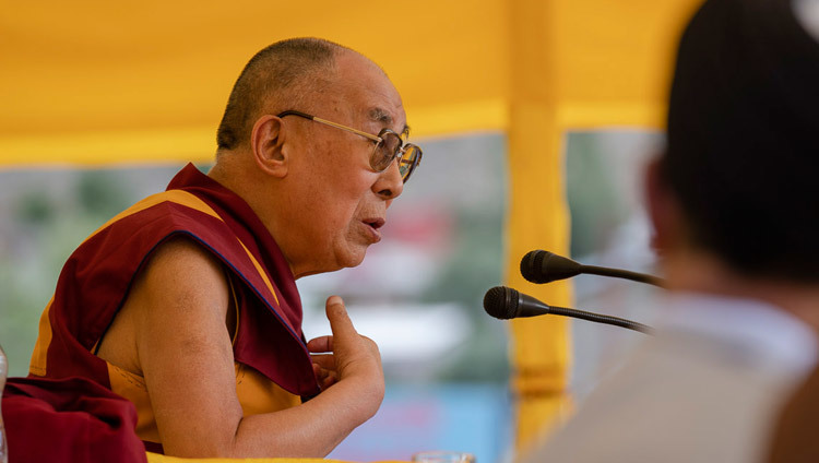 Его Святейшество Далай-лама дарует наставления верующим в парке Хуссейна. Фото: Тензин Чойджор.