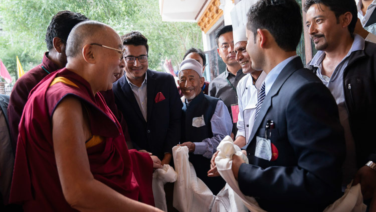 Его Святейшество Далай-лама благодарит сотрудников отеля после обеда в первый день визита в Каргил. Фото: Тензин Чойджор.