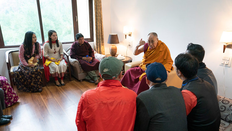 Его Святейшество Далай-лама проводит пресс-конференцию в отеле в Каргиле. Фото: Тензин Чойджор.