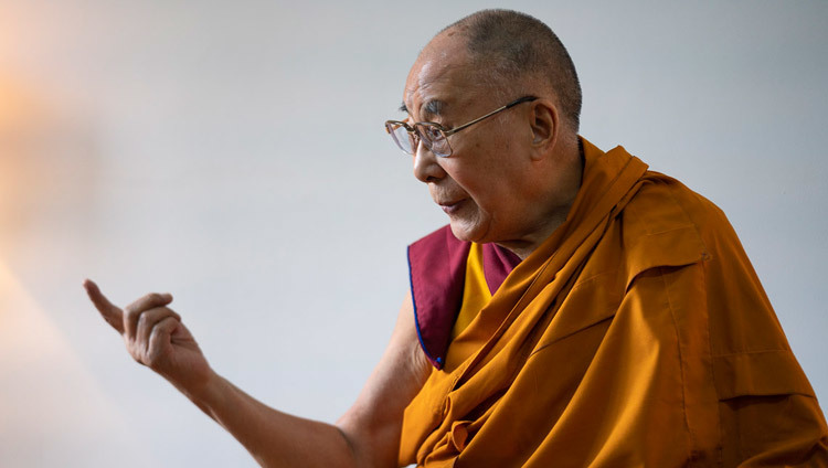 Его Святейшество Далай-лама отвечает на вопросы журналистов. Фото: Тензин Чойджор.