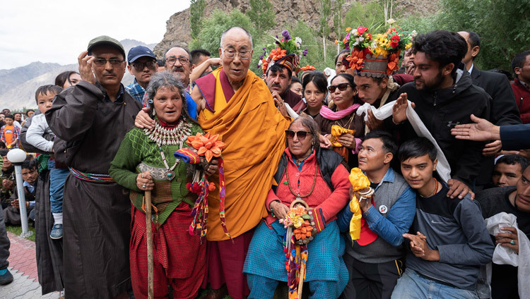 Его Святейшество Далай-лама фотографируется с группой буддистов из Каргила. Фото: Тензин Чойджор.