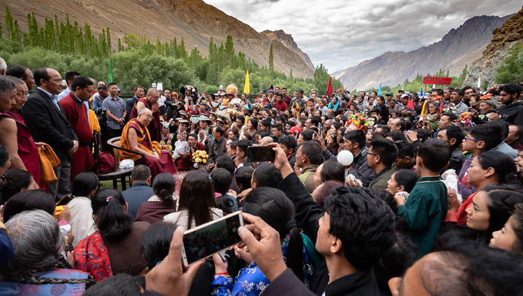 Его Святейшество Далай-лама обращается к группе буддистов из Каргила, собравшихся на лужайке перед его отелем. Фото: Тензин Чойджор.
