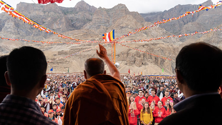 Его Святейшество Далай-лама приветствует собравшихся по прибытии в школу «Спринг Дейлз» в Мулбекхе. Фото: Тензин Чойджор.