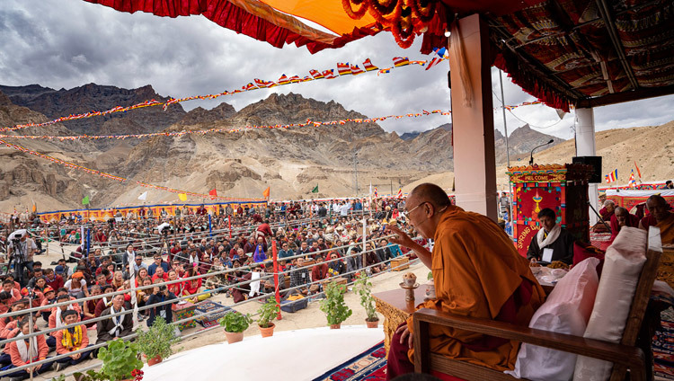 Его Святейшество Далай-лама дарует наставления ученикам, преподавателям и местным жителям в школе «Спринг Дейлз» в Мулбекхе. Фото: Тензин Чойджор.