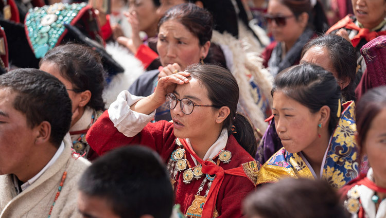 Верующие слушают наставления Его Святейшества Далай-ламы в Мулбекхе. Фото: Тензин Чойджор.