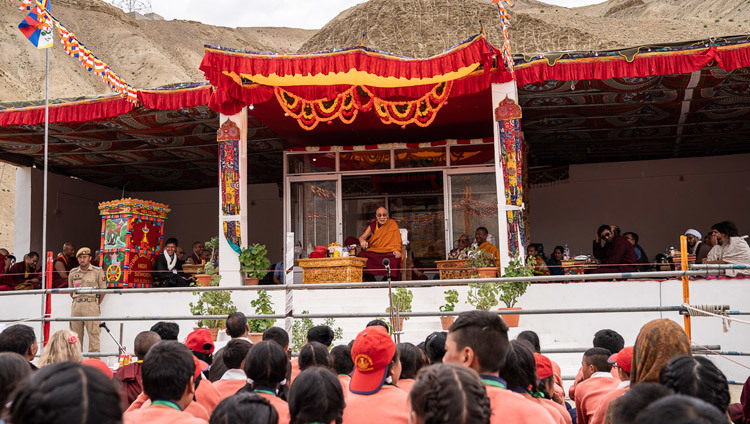 Вид на сцену во время визита Его Святейшества Далай-ламы в школу «Спринг Дейлз» в Мулбекхе. Фото: Тензин Чойджор.