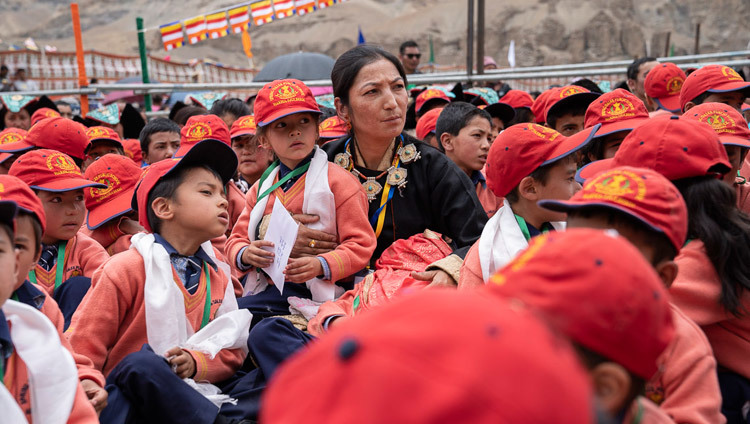 Ученики младших классов, собравшиеся на лекцию Его Святейшества Далай-ламы в школе «Спринг Дейлз» в Мулбекхе. Фото: Тензин Чойджор.