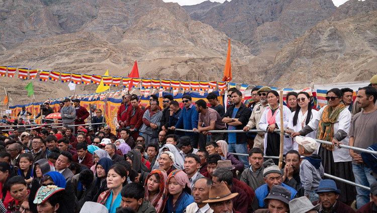Верующие слушают наставления Его Святейшества Далай-ламы в школе «Спринг Дейлз» в Мулбекхе. Фото: Тензин Чойджор.