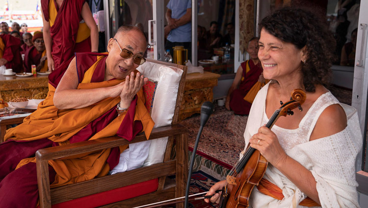 Его Святейшество Далай-лама благодарит чешскую певицу Иву Биттову за выступление в конце лекции в школе «Спринг Дейлз» в Мулбекхе. Фото: Тензин Чойджор.