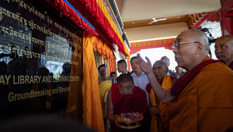 Его Святейшество Далай-лама торжественно открывает первый камень библиотеки и учебного центра в монастыре Тикси. Фото: Тензин Чойджор.