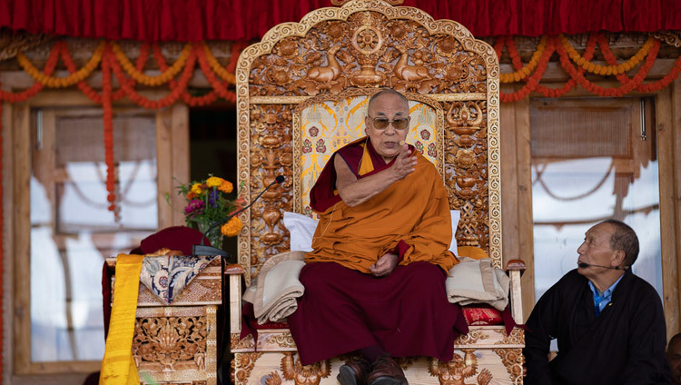 Его Святейшество Далай-лама дарует наставления во время церемонии закладки первого камня библиотеки и учебного центра в монастыре Тикси. Фото: Тензин Чойджор.
