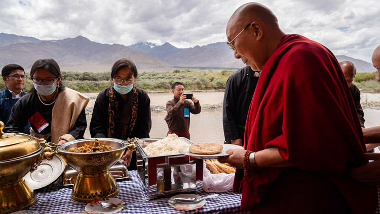 Его Святейшество Далай-лама во время обеда, организованного Ладакским автономным советом по горному развитию в Синдху Гхаре. Фото: Тензин Чойджор.