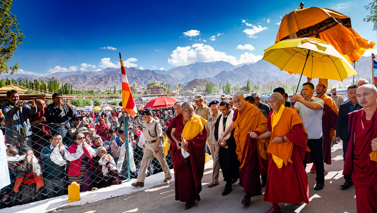 Его Святейшество Далай-лама направляется из своей резиденции на площадку для проведения учений Шевацель. Фото: Тензин Чойджор.