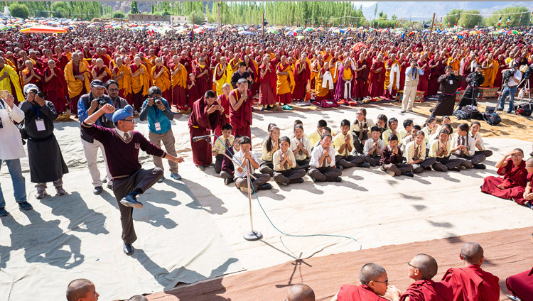 Ученики Ладакской публичной школы проводят показательный философский диспут, в то время как Его Святейшество Далай-лама прибывает на площадку для проведения учений Шевацель. Фото: Тензин Чойджор.