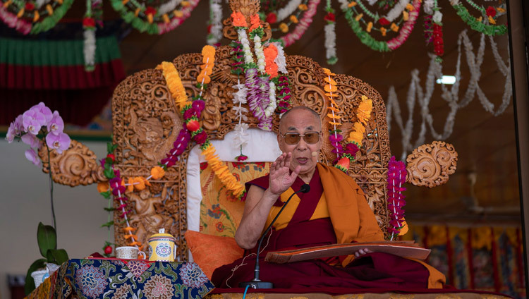 Его Святейшество Далай-лама дарует учения по поэме Шантидевы «Путь бодхисаттвы», на которые собралось более 20000 верующих. Фото: Тензин Чойджор.