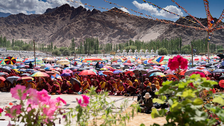 Некоторые из более чем 20000 верующих, собравшихся на учения Его Святейшества Далай-ламы, прячутся под зонтиками от палящих лучей солнца. Фото: Тензин Чойджор.