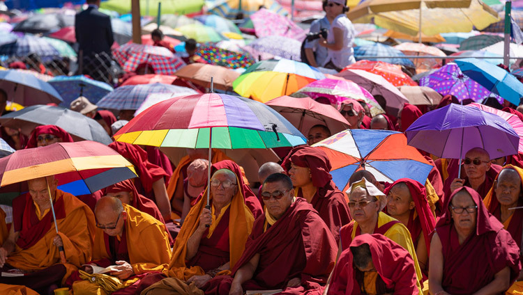 Монахи слушают учения Его Святейшества Далай-ламы. Фото: Тензин Чойджор.