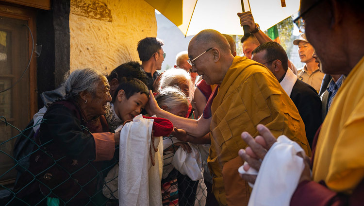 Направляясь из своей резиденции на площадку для проведения учений Шевацель, Его Святейшество Далай-лама приветствует верующих. Фото: Тензин Чойджор.
