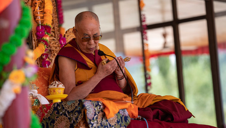 Его Святейшество Далай-лама проводит подготовительные ритуалы для посвящения долгой жизни Белой Тары во время заключительного дня учений в Ле. Фото: Тензин Чойджор.