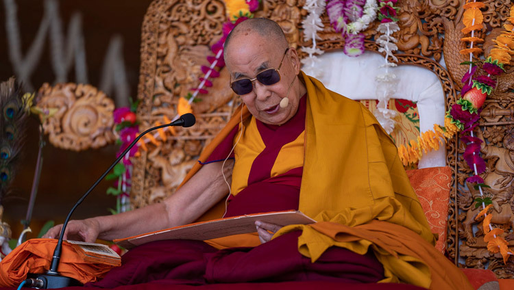 Его Святейшество Далай-лама читает строфы поэмы Шантидевы «Путь бодхисаттвы». Фото: Тензин Чойджор.