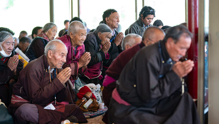 Верующие принимают обеты бодхисаттвы во время посвящения долгой жизни Белой Тары, даруемого Его Святейшеством Далай-ламой. Фото: Тензин Чойджор.