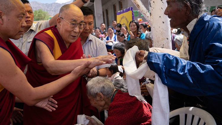 Его Святейшество Далай-лама приветствует пожилых тибетцев по прибытии в школу Тибетской детской деревни Чогламсара. Фото: Тензин Чойджор.