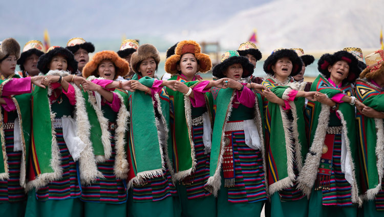 Тибетцы из тибетского поселения Сонамлинг совершают подношение традиционных песен и танцев Его Святейшеству Далай-ламе. Фото: Тензин Чойджор.
