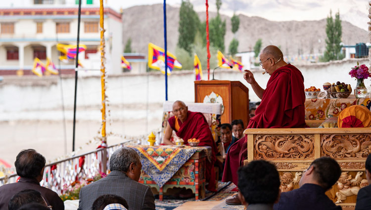 Тикси Ринпоче во время встречи Его Святейшества Далай-ламы с членами тибетского сообщества в школе Тибетской детской деревни Чогламсара. Фото: Тензин Чойджор.