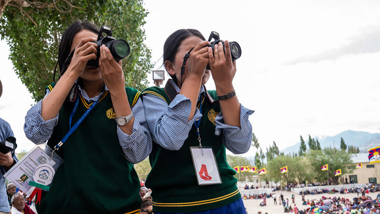 Ученики из школьного фотоклуба фотографируют Его Святейшество Далай-ламу во время его визита в школу Тибетской детской деревни Чогламсара. Фото: Тензин Чойджор.