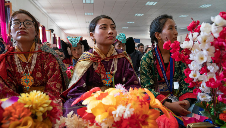 Некоторые из более чем 1500 студентов, многие из которых надели национальные костюмы, во время прибытия Его Святейшества Далай-ламы в государственный мемориальный колледж им. Елеазара Джолдана. Фото: Тензин Чойджор.