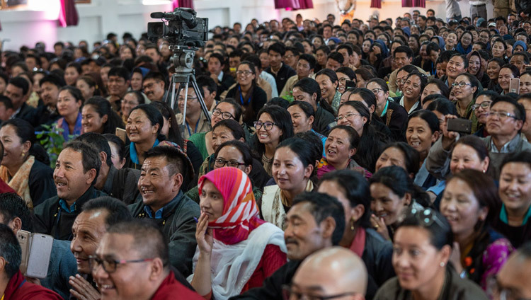Аудитория более 1500 студентов и преподавателей государственного мемориального колледжа им. Елеазара Джолдана слушает наставления Его Святейшества Далай-ламы. Фото: Тензин Чойджор.