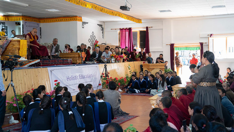 Одна из слушательниц задает вопрос Его Святейшеству Далай-ламе во время его лекции в государственном мемориальном колледже им. Елеазара Джолдана. Фото: Тензин Чойджор.
