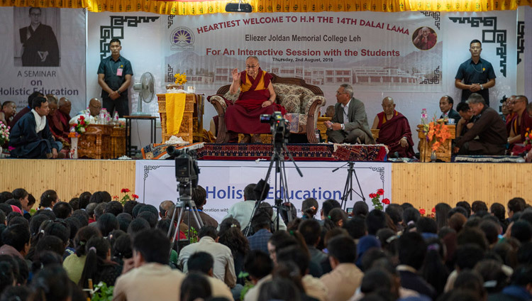 Вид на сцену конференц-зала государственного мемориального колледжа им. Елеазара Джолдана во время лекции Его Святейшества Далай-ламы. Фото: Тензин Чойджор.