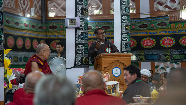 Представитель мусульманского сообщества приветствует Его Святейшество Далай-ламу в мечети Имамбарга, расположенной в деревне Чушот Йокма. Фото: Тензин Чойджор.