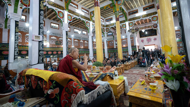 Его Святейшество Далай-лама выступает с обращением в мечети Имамбарга. Фото: Тензин Чойджор.