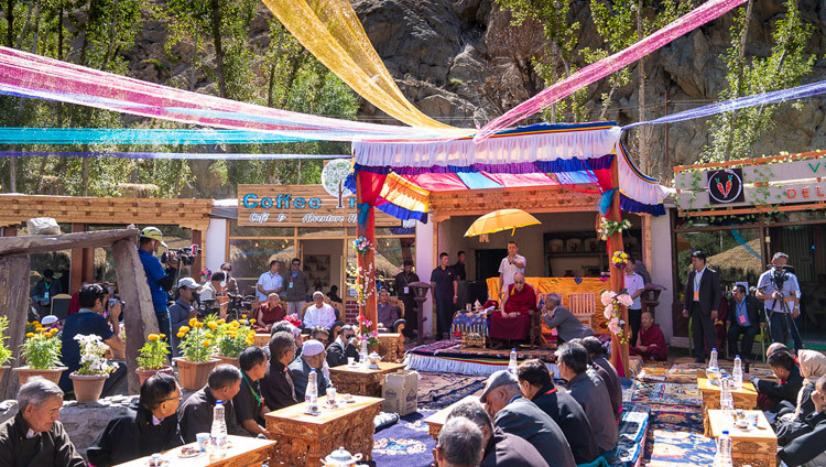 Гости церемонии открытия общественного парка в Джума Багх слушают наставления Его Святейшества Далай-ламы. Фото: Тензин Чойджор.
