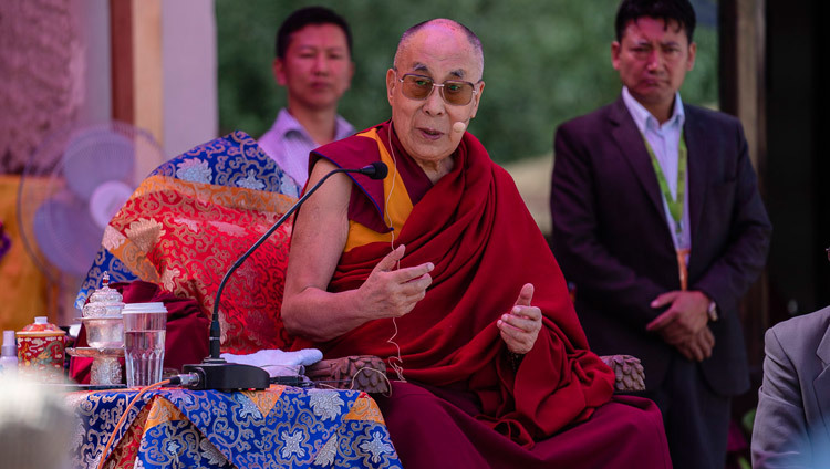 Его Святейшество Далай-лама дарует наставления во время церемонии открытия общественного парка в Джума Багх. Фото: Тензин Чойджор.