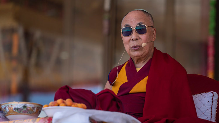 Его Святейшество Далай-лама обращается к собравшимся во время праздничного обеда на площадке Шевацель. Фото: Тензин Чойджор.