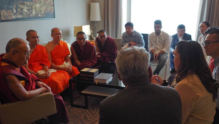 Его Святейшество Далай-лама беседует с членами тайско-тибетской программы обмена. Нью-Дели, Индия. 5 августа 2018 г. Фото: Джереми Рассел.
