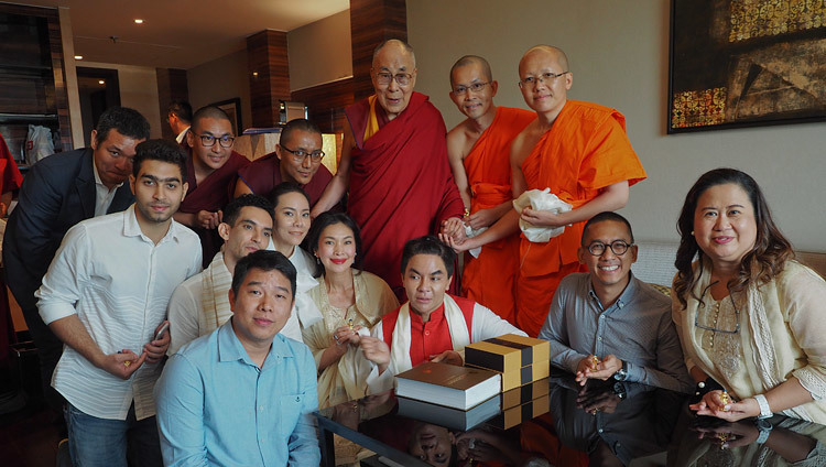 По завершении встречи Его Святейшество Далай-лама фотографируется с членами тайско-тибетской программы обмена. Нью-Дели, Индия. 5 августа 2018 г. Фото: Джереми Рассел.
