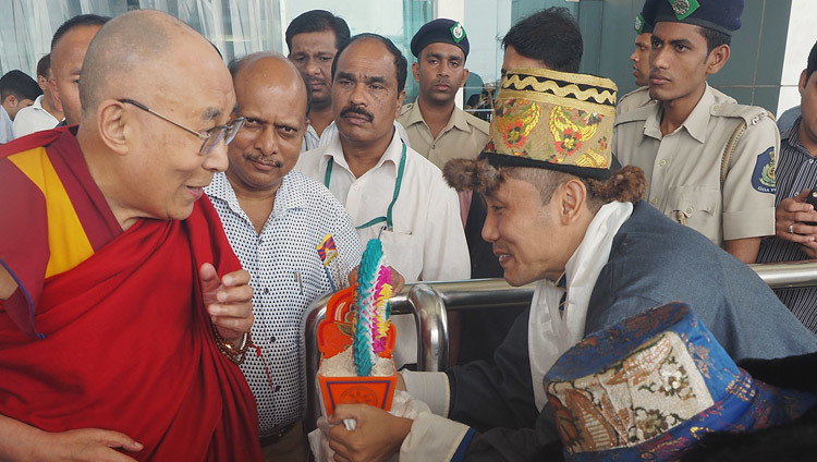 По прибытии в аэропорт Даболим Его Святейшеству Далай-ламе подносят традиционное приветствие. Даболим, штат Гоа, Индия. 7 августа 2018 г. Фото: Джереми Рассел.